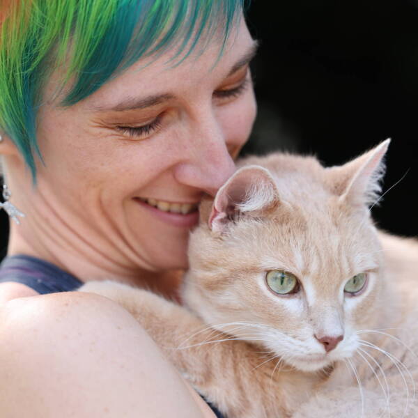 pet-groomer-holding-cat