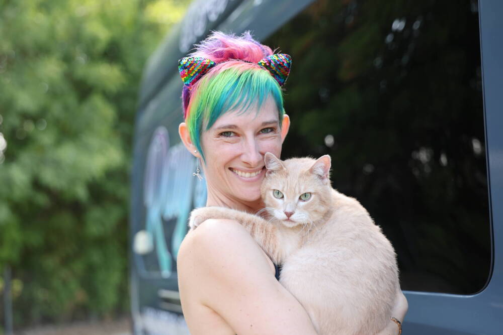 rays-holistic-mobile-cat-grooming-exterior-holding-a-cat