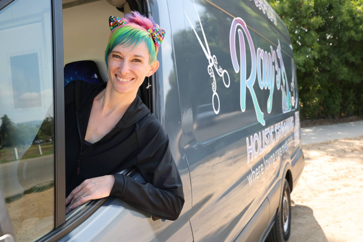 exterior-shot-rays-mobile-pet-grooming-van